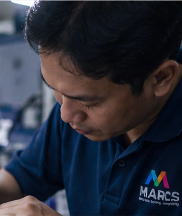 Teknisi Mars Electronics memperbaiki papan sirkuit di workshop Cilodong